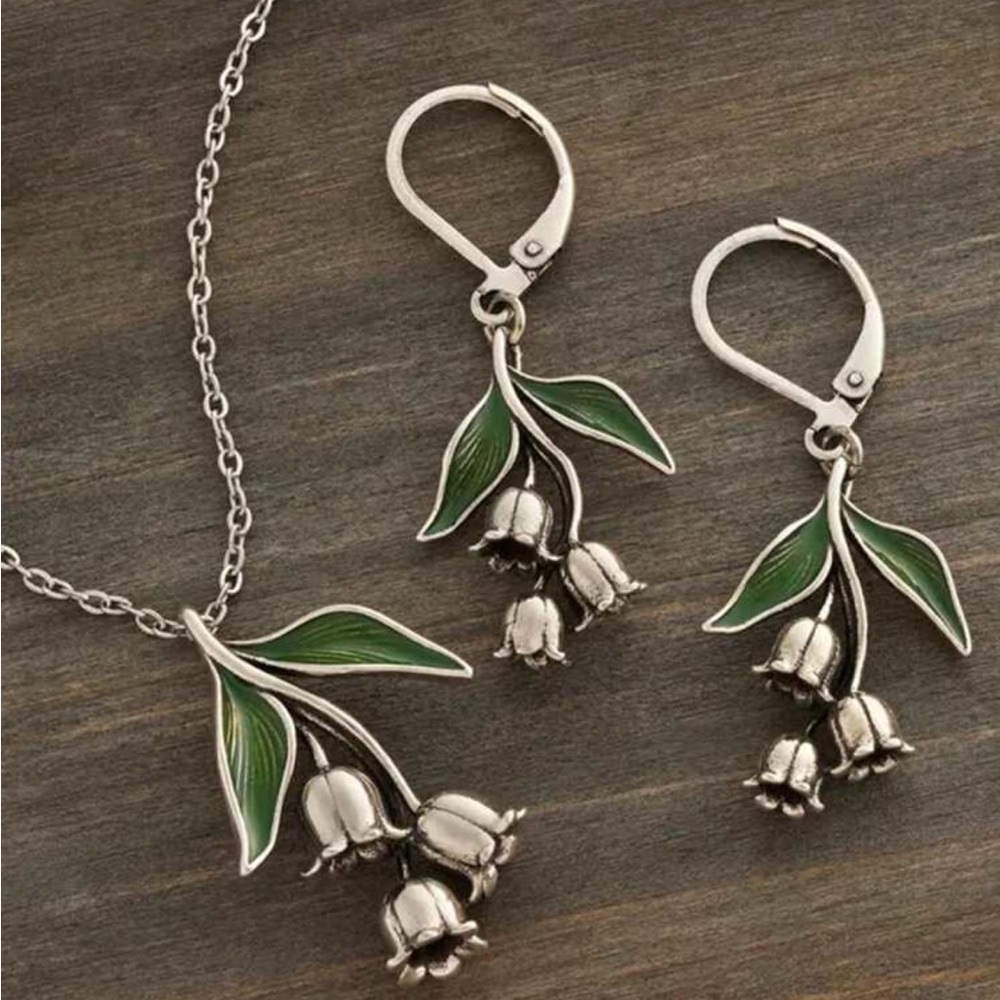 NWOT Silver Lily Flower Jewelry Set Necklace and Earrings - Picture 1 of 3